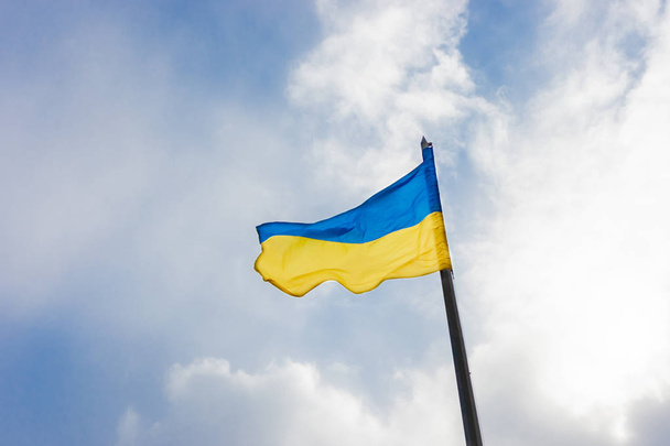 Ukrainan sininen keltainen lippu auringonvalossa tausta. Euroopan maan lippu
. - Valokuva, kuva