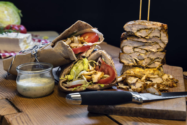 Brochetas hechas en casa con carne de pollo en tortillas tostadas sobre mesa de madera
 - Foto, Imagen