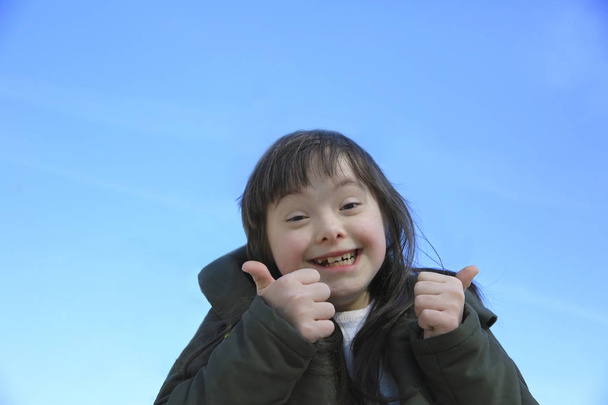 Ritratto di bambina sorridente sullo sfondo del cielo blu
 - Foto, immagini