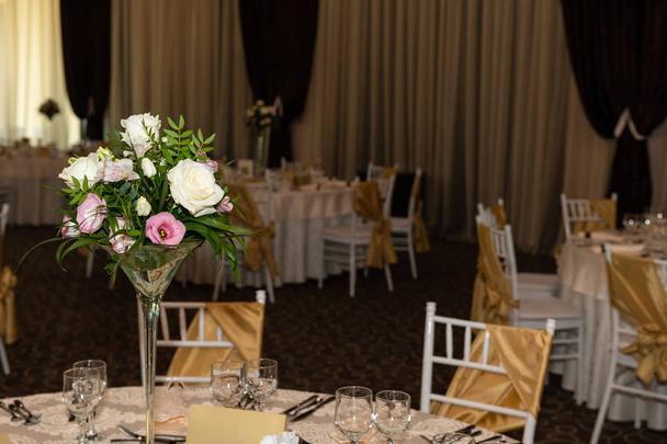Floral κεντρικό τεμάχιο στις πολυτελείς, κομψό γαμήλιο ρύθμιση πίνακα δεξίωση σε αίθουσα δεξιώσεων. - Φωτογραφία, εικόνα