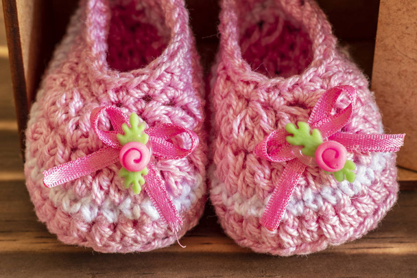 Pembe Bebek Ayakkabı, ahşap arka plan ile dekorasyon - Fotoğraf, Görsel