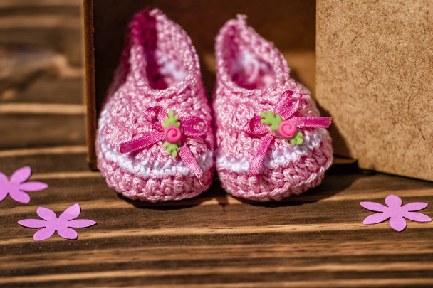 decorazione con scarpa rosa bambino, sfondo in legno
 - Foto, immagini