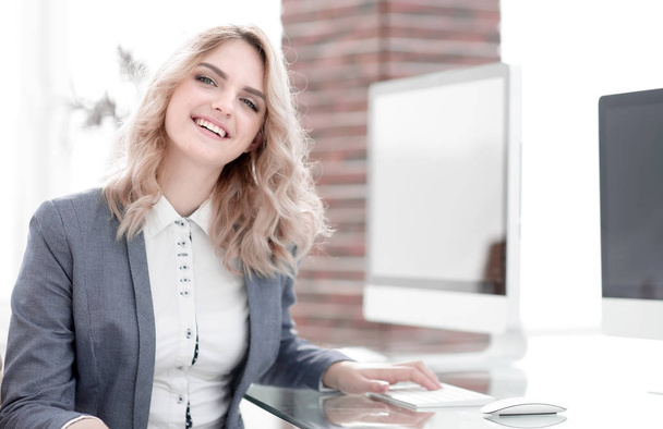 modern business woman sitting at a Desk. - Foto, afbeelding