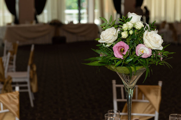 Pieza central floral en lujo, elegante arreglo de mesa de recepción de boda en salón de banquetes
. - Foto, Imagen