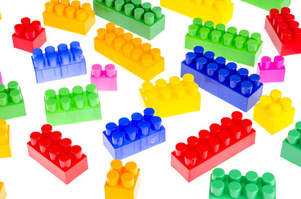Detalles y elementos del diseñador de color plástico para niños de juguete. Estudio foto
 - Foto, imagen