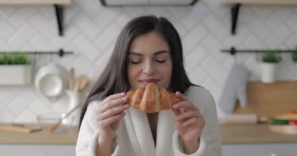 Happy Girl Smell Croissant - Materiał filmowy, wideo