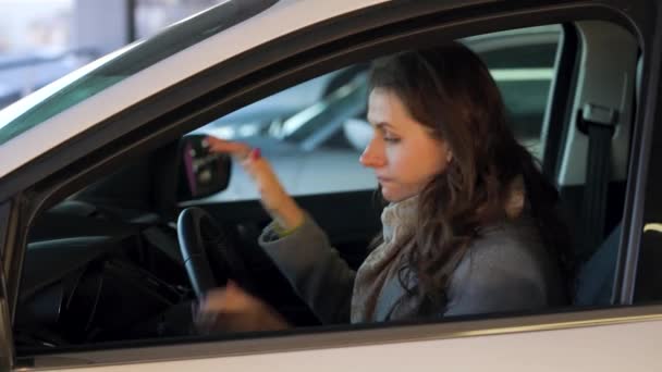 Frau ist wütend und verärgert am Steuer, weil ihr Auto kaputt ging - Filmmaterial, Video