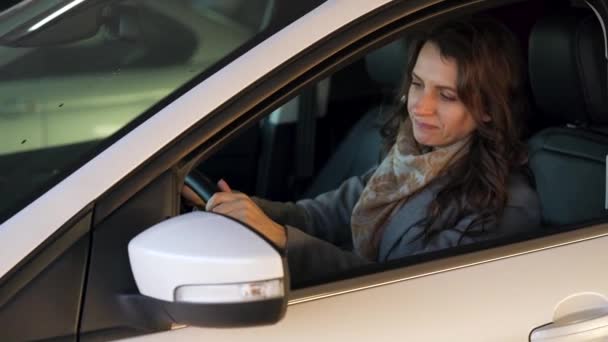 Frau ist wütend und verärgert am Steuer, weil ihr Auto kaputt ging - Filmmaterial, Video