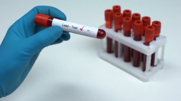 Test del piombo negativo, medico che mostra il campione di sangue, ricerca di laboratorio, controllo dello stato di salute
 - Filmati, video