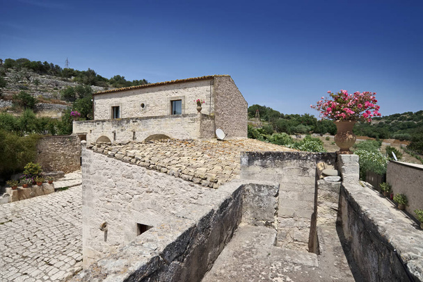 Olaszország, Szicília, Ragusa tartomány, vidék; 28 május 2018-ban, saját kő parasztház, az udvaron és a homlokzat - szerkesztői - Fotó, kép
