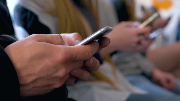 Groupe de personnes utilisent les téléphones mobiles dans un café au lieu de communiquer entre eux
 - Séquence, vidéo
