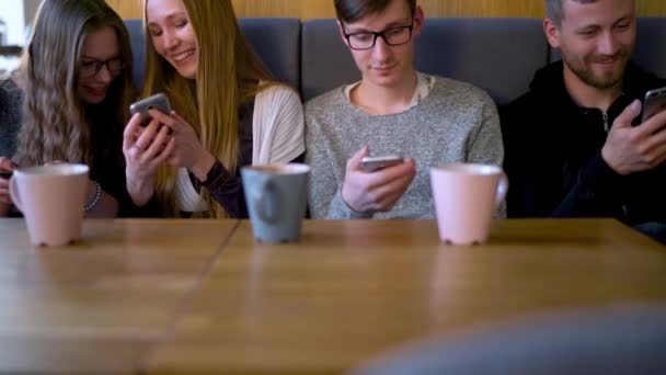 Skupina lidí používají mobilní telefony v kavárně místo vzájemné komunikaci - Záběry, video