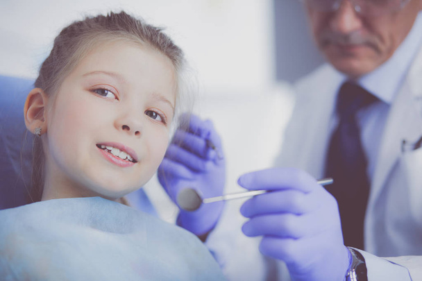 Little girl sitting in the dentists office - Foto, Bild