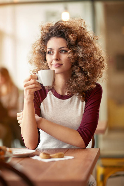Curly girl have breakfast in restaurant - Zdjęcie, obraz