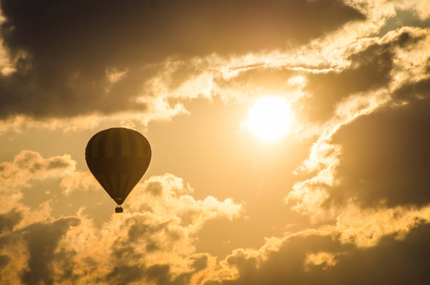 El globo vuela sobre el fondo del sol
 - Foto, Imagen