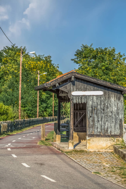 Näkymä vanha juna-asema, pieni infrastruktuuri, vintage puurakennus, polkupyörän ja jalankulkijoiden ecopist Viseu, Portugali
 - Valokuva, kuva