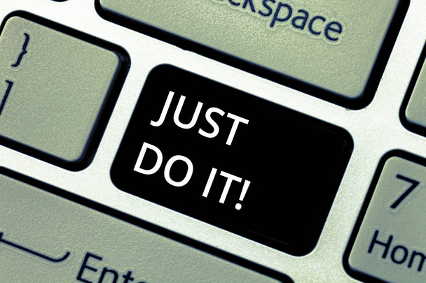 Просто напиши текст "Сделай это". Бизнес-концепция для того, чтобы начать что-то делать Имейте дисциплинированную клавишу клавиатуры, чтобы создать идею нажатия клавиатуры на сообщение компьютера
. - Фото, изображение