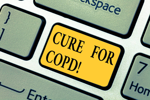 Tekstimerkki, jossa näkyy Cure For Copd. Käsitteellinen valokuva Lääketieteellinen hoito yli Krooninen obstruktiivinen keuhkosairaus Näppäimistö avain Aikomus luoda tietokoneen viestin painamalla näppäimistö idea
. - Valokuva, kuva