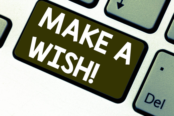 Tekst znaku wskazującym, Make A Wish. Koncepcyjne zdjęcie, aby mieć marzenia pragnienia o przyszłych wydarzeniach być pozytywne klawisz na klawiaturze zamiar utworzyć wiadomość komputer naciskając klawisz klawiatury, pomysł. - Zdjęcie, obraz