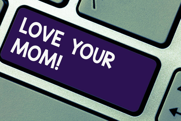 Пишу записку "Люби свою маму". Имейте хорошие чувства к вашей матери Любящие эмоции клавиши клавиатуры Намерение создать компьютерное сообщение нажатием клавиатуры идея
. - Фото, изображение