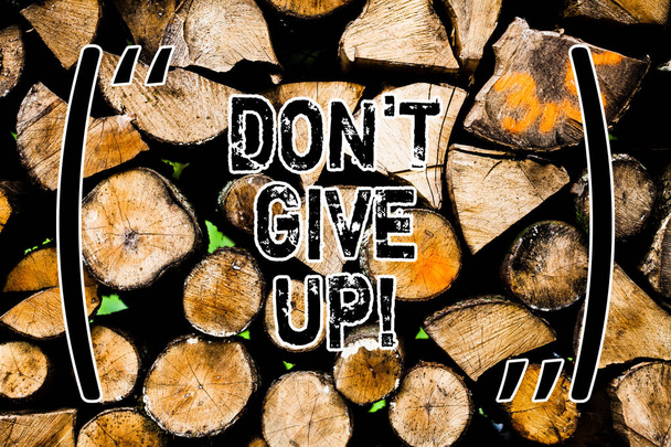 Word pisanie tekstu, Don T Give Up. Koncepcja biznesowa dla Keep próbuje aż Ci się uda wykonać cele marzenia drewniane tło vintage drewna wiadomość dzikie pomysły intencje myśli. - Zdjęcie, obraz
