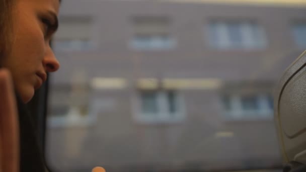 Closeup evleri eve, eksik otobüs penceresinden bakarak üzgün kız göçmen - Video, Çekim