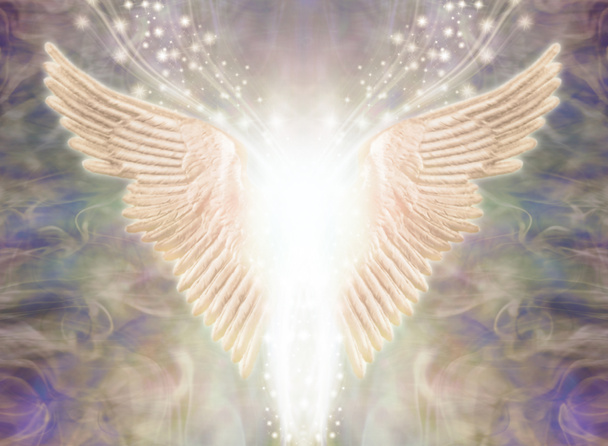 Ser de luz angelical - Par de alas de ángel con luz blanca brillante entre ellas y una corriente de destellos brillantes que fluyen hacia arriba contra un fondo de formación de energía gaseosa etérea
  - Foto, imagen