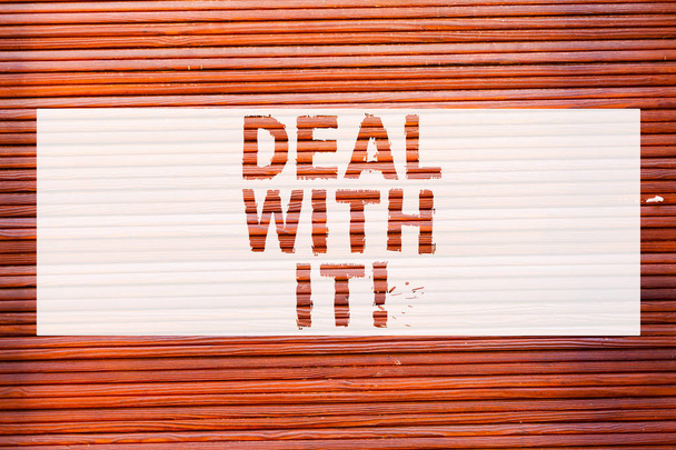Schrijven opmerking weergegeven: Deal met het Business foto presentatie van Adapt op sommige specifieke situatie en blijven gaan vooruit bakstenen muur kunst zoals motiverende gesprek Graffiti geschreven op de muur. - Foto, afbeelding
