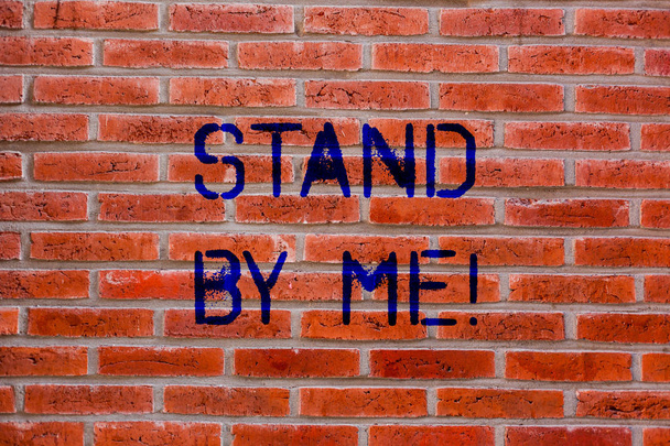 Текстовый знак "Будь рядом со мной". Будьте всегда вокруг себя там рассчитывать на кого-то все время Кирпичные стены искусства, как граффити мотивационный вызов написан на стене
. - Фото, изображение