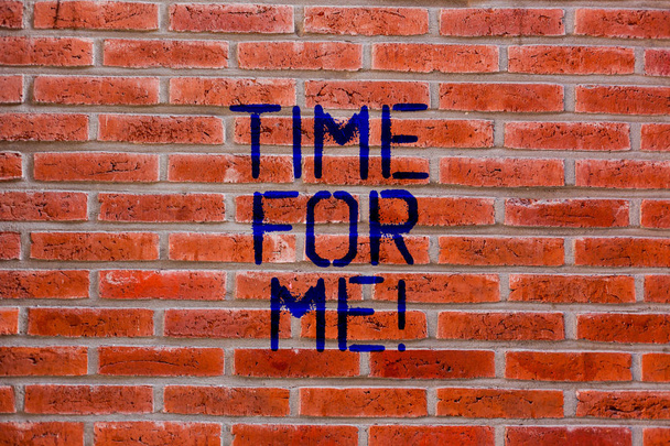 Signo de texto que muestra Time For Me. Foto conceptual Tomaré un momento para estar conmigo mismo Meditar Relajarse Felicidad Ladrillo Arte de la pared como Graffiti llamada motivacional escrita en la pared
. - Foto, Imagen