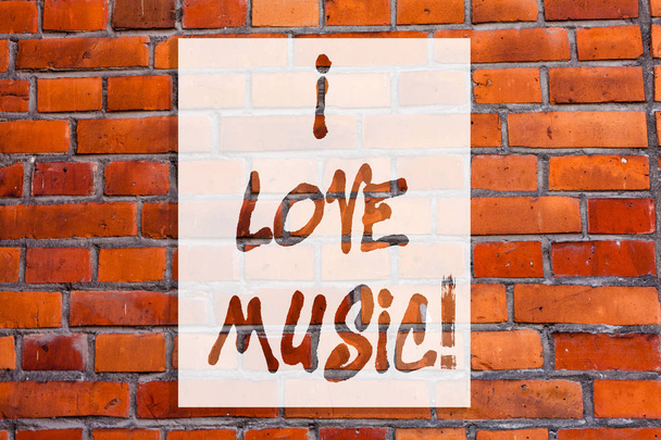 Ich liebe Musik. Konzept bedeutet Zuneigung für gute Klänge Lyrische Sänger Musiker Ziegelsteinkunst wie Graffiti Motivationsaufruf an die Wand geschrieben. - Foto, Bild