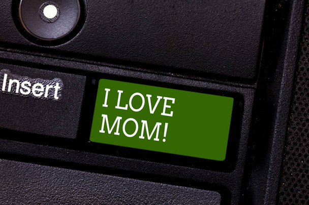 手書きテキスト私愛ママ。私の母の愛情愛情幸福キーボードについて概念意味良い感情キー キーパッドのアイデアを押すとコンピューターのメッセージを作成する意図. - 写真・画像