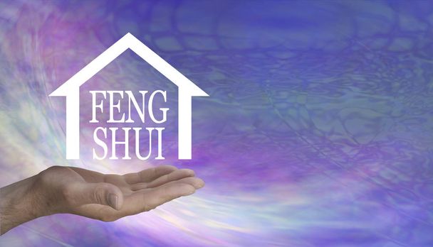 Feng Shui ev Wonders çalışabilirsiniz-bir ev şekli kelime Feng Shui kopya alanı ile bir swishing Lila Pembe psychedelic arka plan karşı yüzen içeren erkek el - Fotoğraf, Görsel