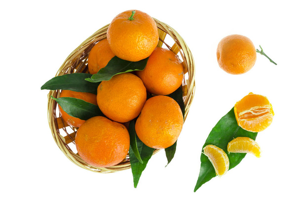 Ramo de mandarinas frescas, clementinas o mandarinas en canasta y hojas de cerca. Estudio foto
 - Foto, imagen