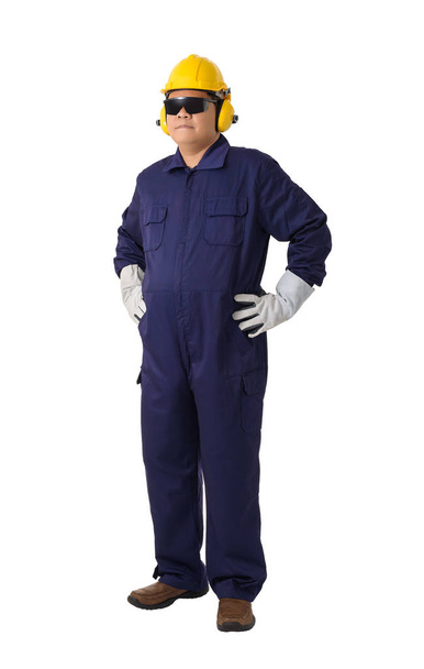 Портрет працівника в механічному комбінезоні з шоломом, вухами, захисними рукавичками та захисними окулярами ізольовані на білому тлі відсікаючим контуром
 - Фото, зображення