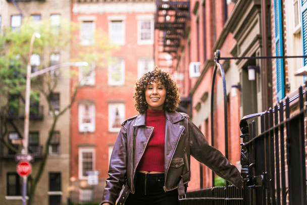 Gülümseyerek mutlu bir Afrikalı-Amerikalı kadın. Güzel genç kadın yürüyüş ve New York'ta eğleniyor - Fotoğraf, Görsel
