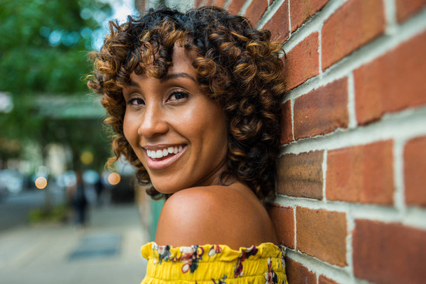 Heureuse femme afro-américaine souriante. Belle jeune femme marchant et s'amusant à New York
 - Photo, image