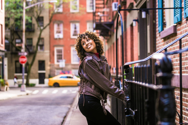 Happy african american woman smiling. Beautiful young femal walking and having fun in New York city - Fotografie, Obrázek