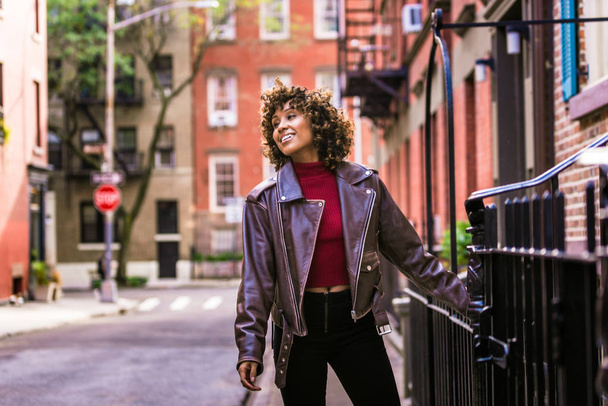 Happy african american woman smiling. Beautiful young femal walking and having fun in New York city - Foto, immagini
