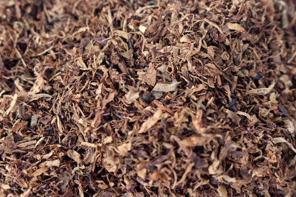 The brown tobacco flakes. This one grows in Indonesia - Foto, Bild