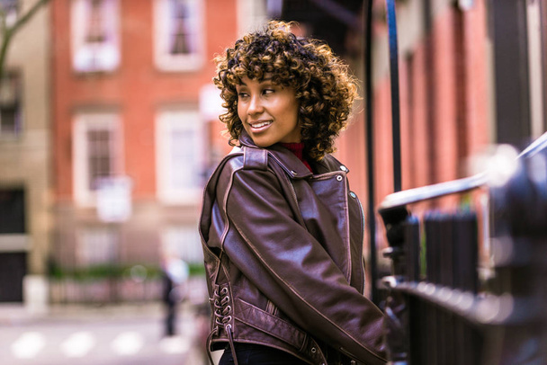 Feliz mujer afroamericana sonriendo. Hermosa joven femal caminando y divirtiéndose en la ciudad de Nueva York
 - Foto, imagen