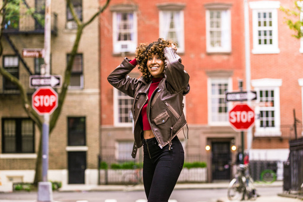 Happy african american woman smiling. Beautiful young femal walking and having fun in New York city - Foto, afbeelding