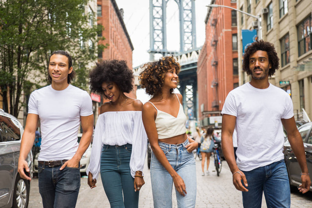 Grupa przyjaciół afisz klejenie w Manhattan, New York - młodych dorosłych, zabawy na świeżym powietrzu, pojęć dotyczących stylu życia i młode pokolenie dorosłych - Zdjęcie, obraz