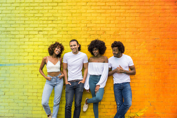 Group of afroamerican friends bonding in Manhattan, New York - Young adults having fun outdoors, concepts about lifestyle and young adult generation - Foto, immagini