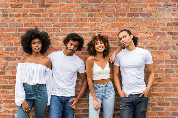 Group of afroamerican friends bonding in Manhattan, New York - Young adults having fun outdoors, concepts about lifestyle and young adult generation - Foto, imagen