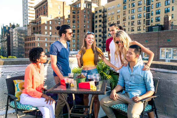 junge glückliche Menschen beim Grillen auf einem Dach in New York - eine Gruppe von Freunden feiert und amüsiert sich - Foto, Bild