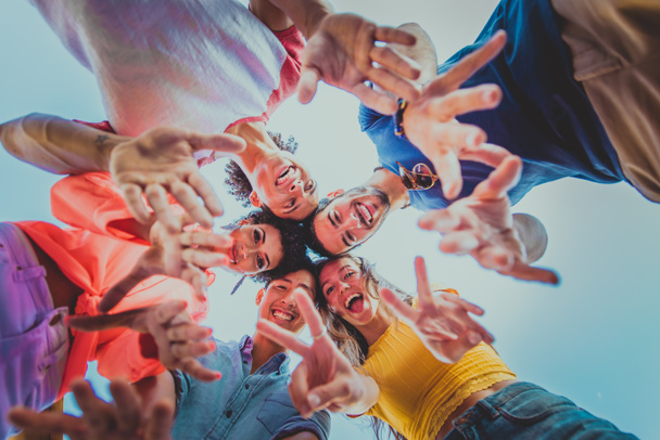 junge glückliche Menschen beim Grillen auf einem Dach in New York - eine Gruppe von Freunden feiert und amüsiert sich - Foto, Bild