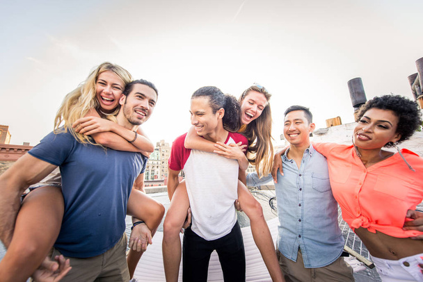 Young happy people having a barbecue dinner on a rooftop in New York - Group of friends having party and having fun - Foto, imagen
