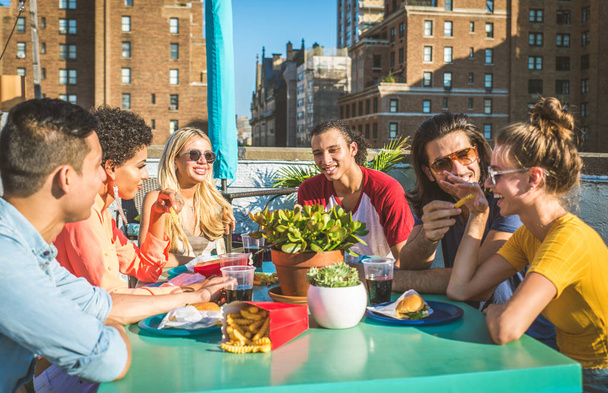 Młodzi ludzie szczęśliwi obiad Grill na dachu w Nowym Jorku - Grupa przyjaciół o partii i zabawy - Zdjęcie, obraz