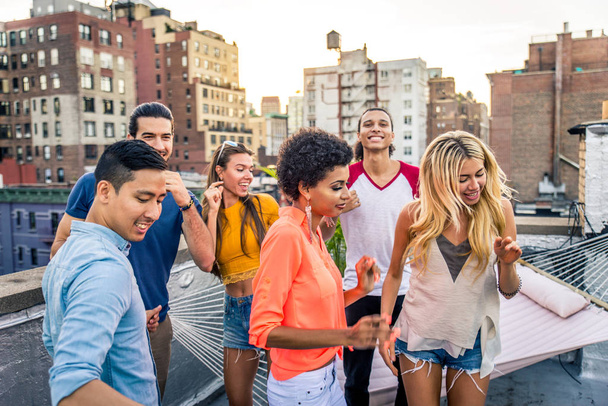 Gelukkig jongeren met een barbecue diner op een dak in New York - groep van vrienden die partij en plezier - Foto, afbeelding
